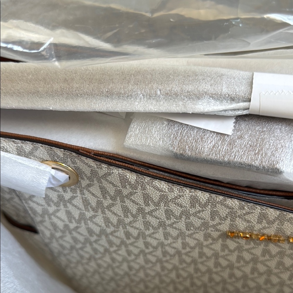 Michael Kors Patterned Tote with Gold Accents Women’s Girls Juniors NWT - Picture 4 of 8